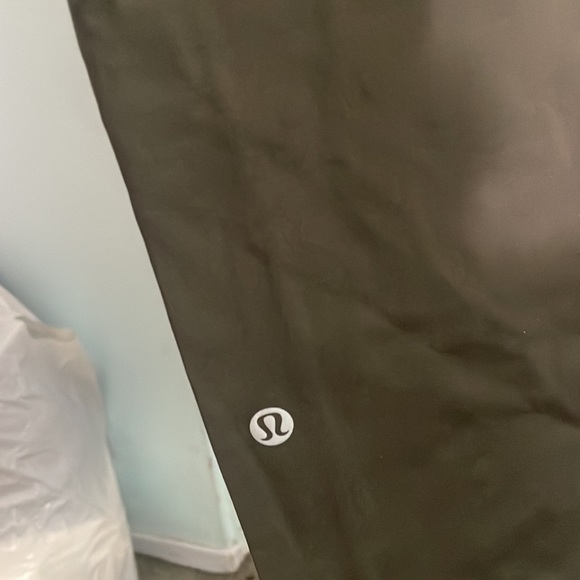 Lululemon crops - Picture 2 of 2